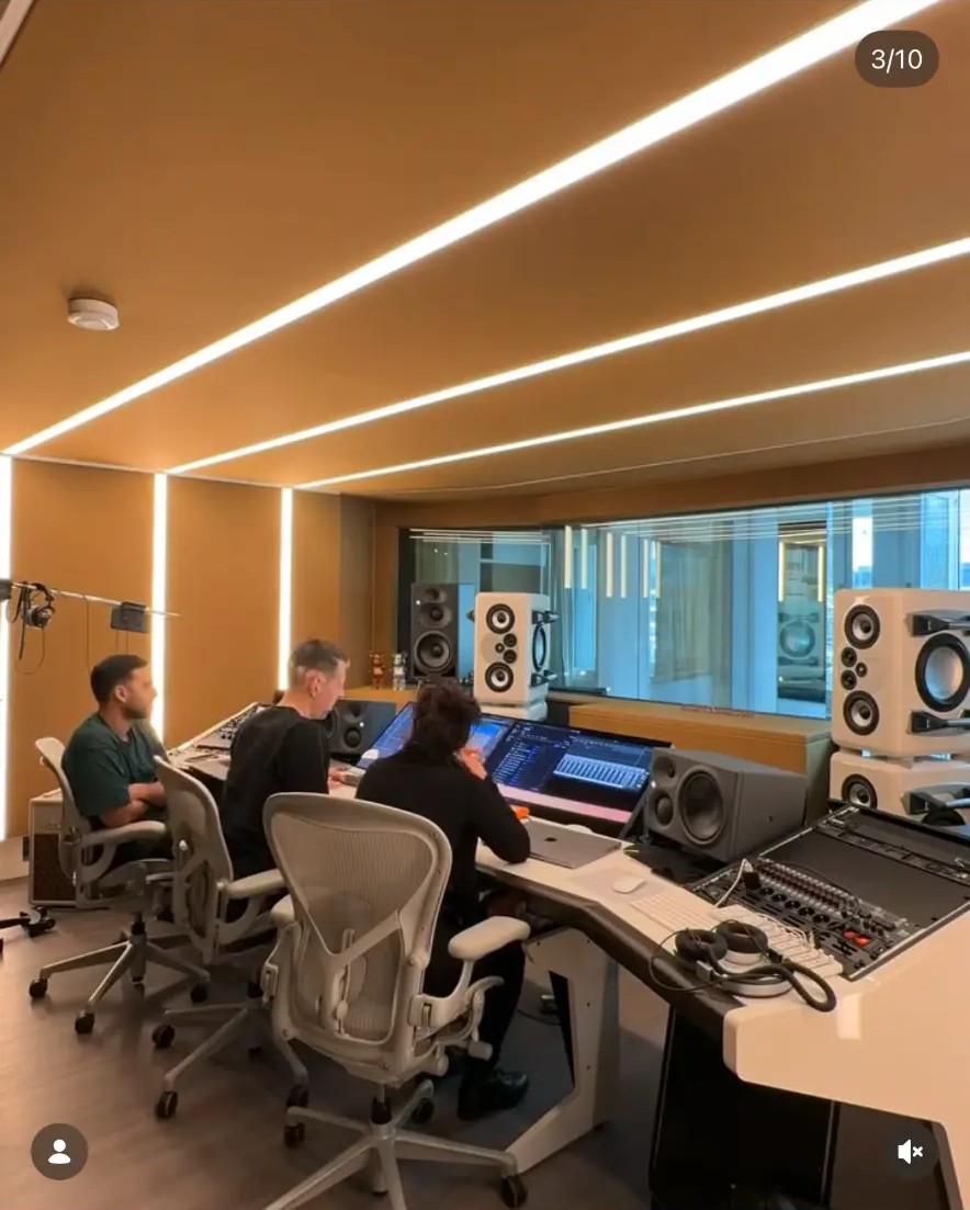 Sama in the SDM studio in Frankfurt