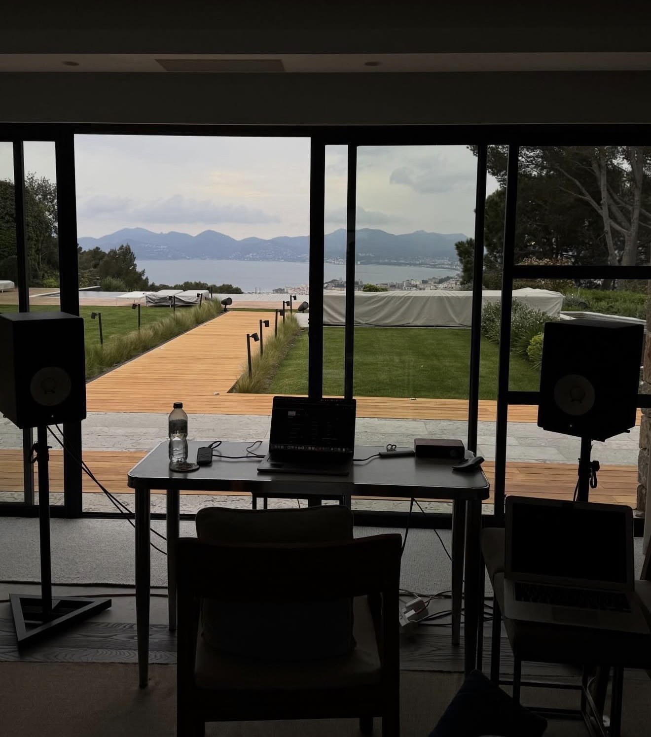 Sama's studio setup on the Côte d'Azur with GOTTA MOVE
