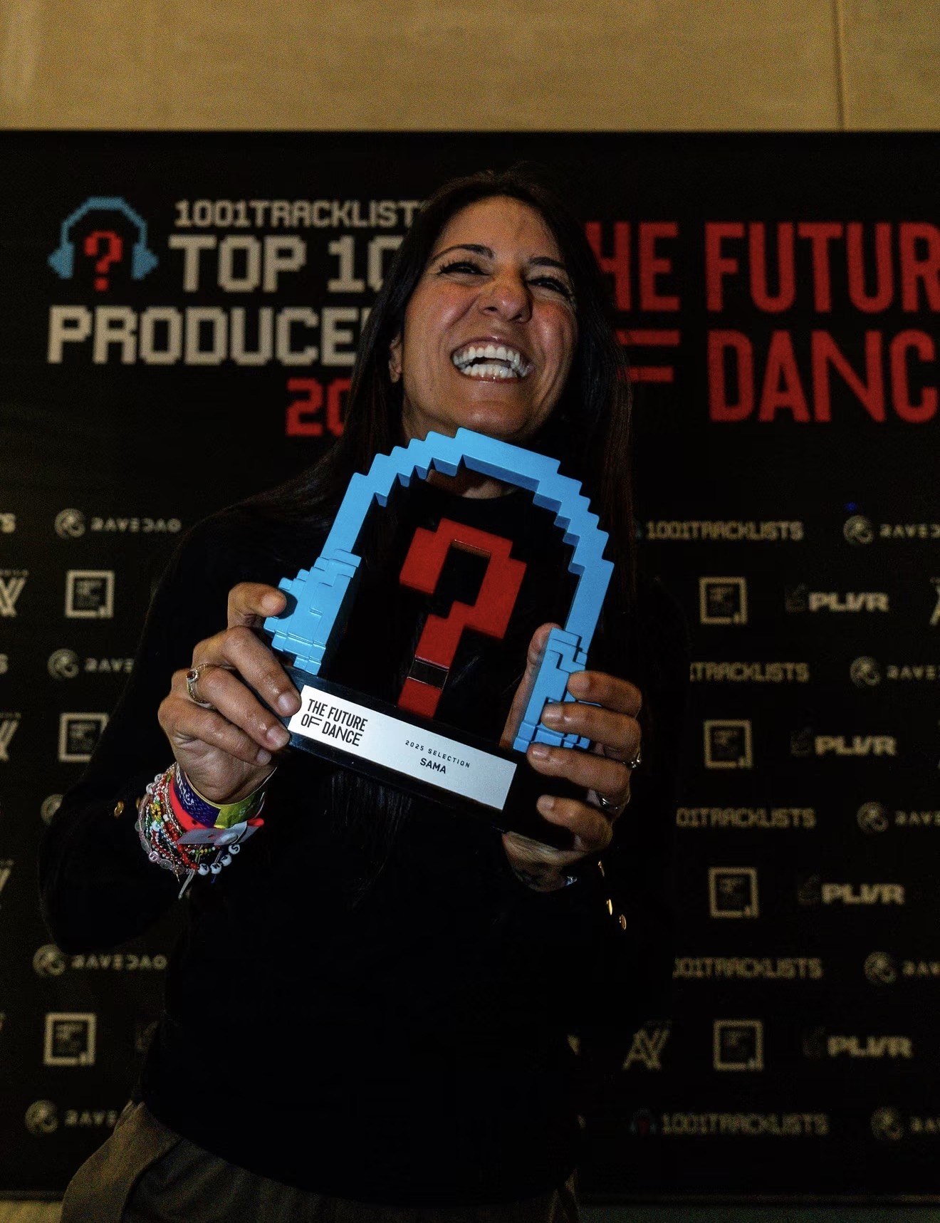 Sama holding the 1001Tracklists Future of Dance 2025 award